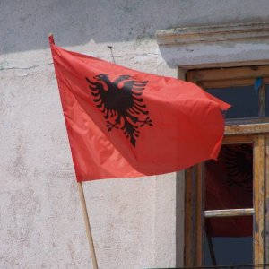 Albanische Fahne in Himare
