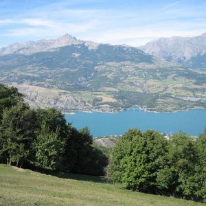 Blick hinter dem Col de Parpaillon auf den Lac de Serre Poncon
