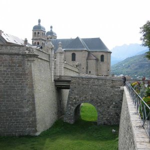 Eingangsbrcke in die Stadt Briancon