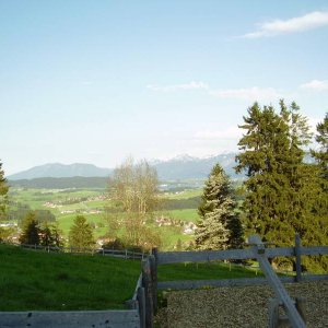 Hopfensee (in der Ferne) im Frühling