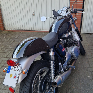 2026-06-25 Thruxton Kennzeichen unleserlich.png