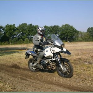 Enduro I Lehrgang mit Mottouren
Abgemähter Acker mit bereits eingefahrener Strecke, 3 Stunden nur Fahr-Technik.