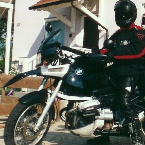 R 1100 GS 1 vorm alten Haus