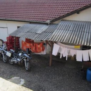 Rumänien Übernachtung, da haben wir die Motorräder lieber versteckt!!