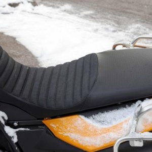 BMW-F800GS-Sitzbank mit Gel im vorderen Bereich

 Microfaser-Carbon-Optik