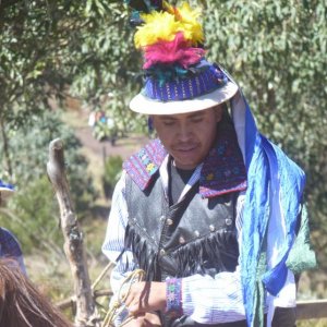 Indianer in seiner Tracht bei einem Pferderennen