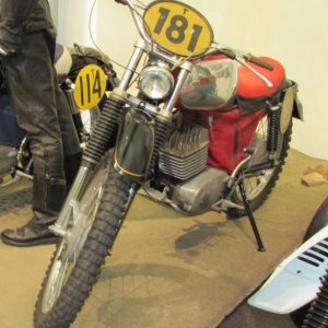 4 MZ ETS 250 5 Gang   Meine ca. 1976

Die hatte ich über Umwege bekommen.
Hatte schon ein 5-Ganggetriebe und einen 30mm Vergaser.(Alutank !!!)