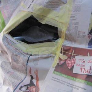 Einkleben mit farblosen Sprühkleber o.ä.