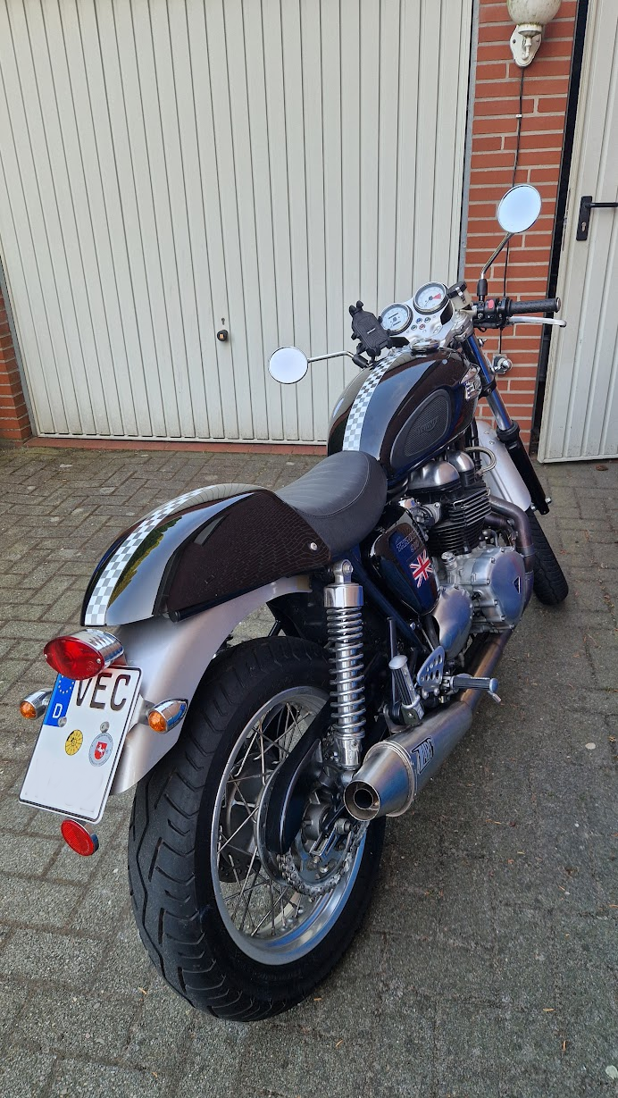 2026-06-25 Thruxton Kennzeichen unleserlich.png