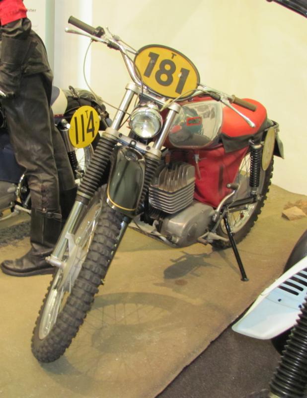 4 MZ ETS 250 5 Gang   Meine ca. 1976

Die hatte ich über Umwege bekommen.
Hatte schon ein 5-Ganggetriebe und einen 30mm Vergaser.(Alutank !!!)