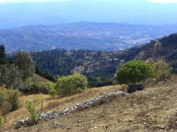 Berge und unendliche Schotterwege