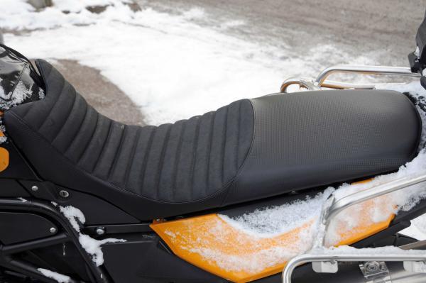 BMW-F800GS-Sitzbank mit Gel im vorderen Bereich

 Microfaser-Carbon-Optik