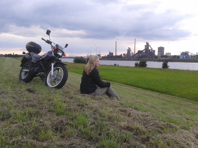 Die große Tochter mit ihrer Yamaha TW125.