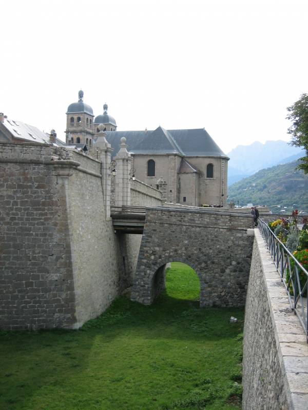 Eingangsbrcke in die Stadt Briancon