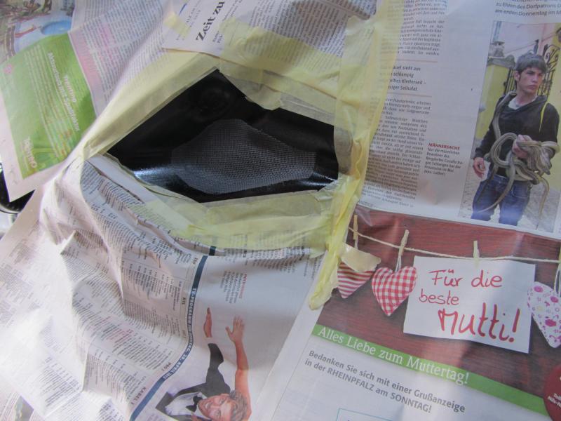 Einkleben mit farblosen Sprühkleber o.ä.