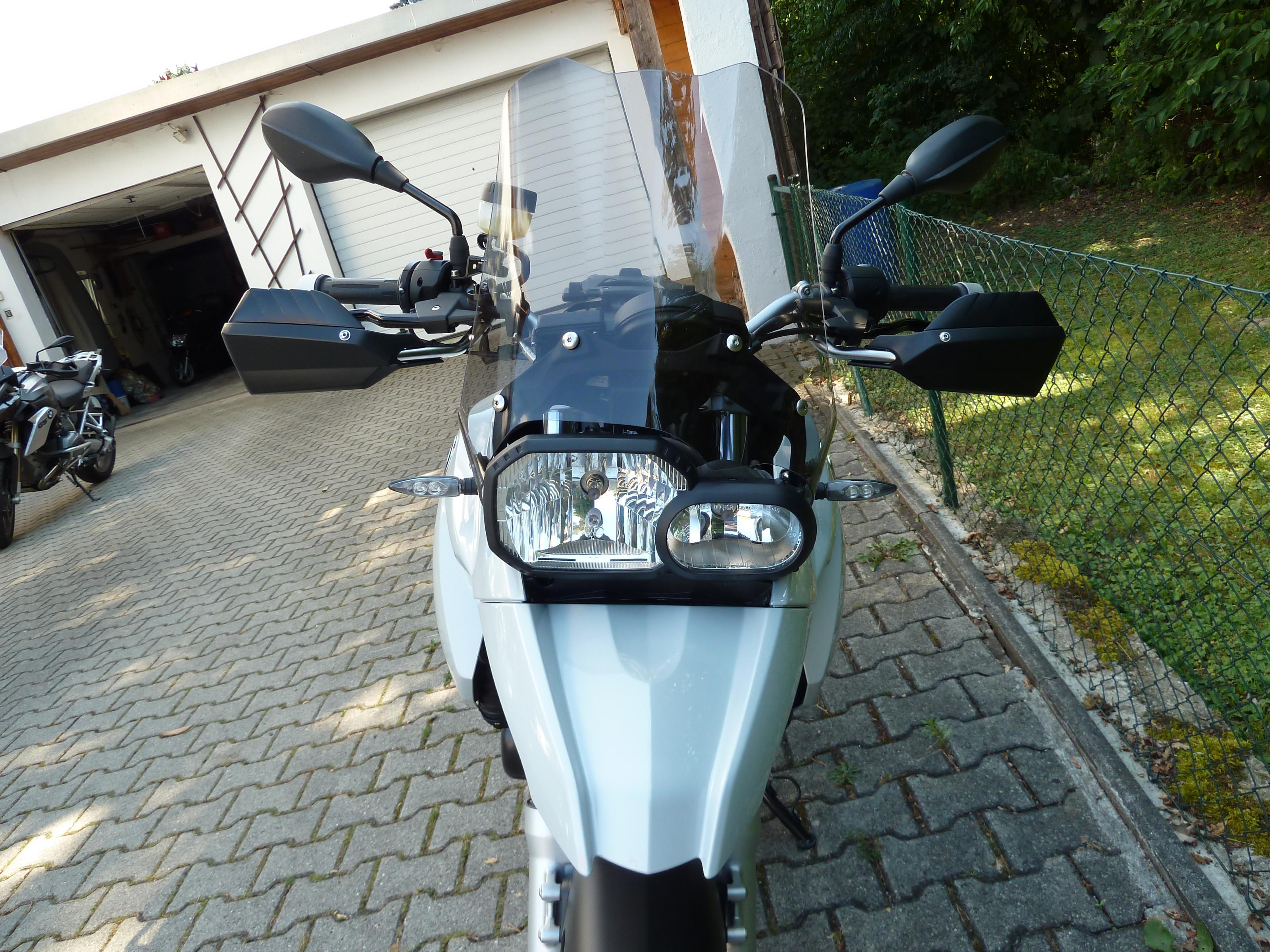 Für ein etwas "bulligeres" Aussehen hab ich dann vorerst auch mit Handprotektoren und einem anderen Windschild gesorgt :D