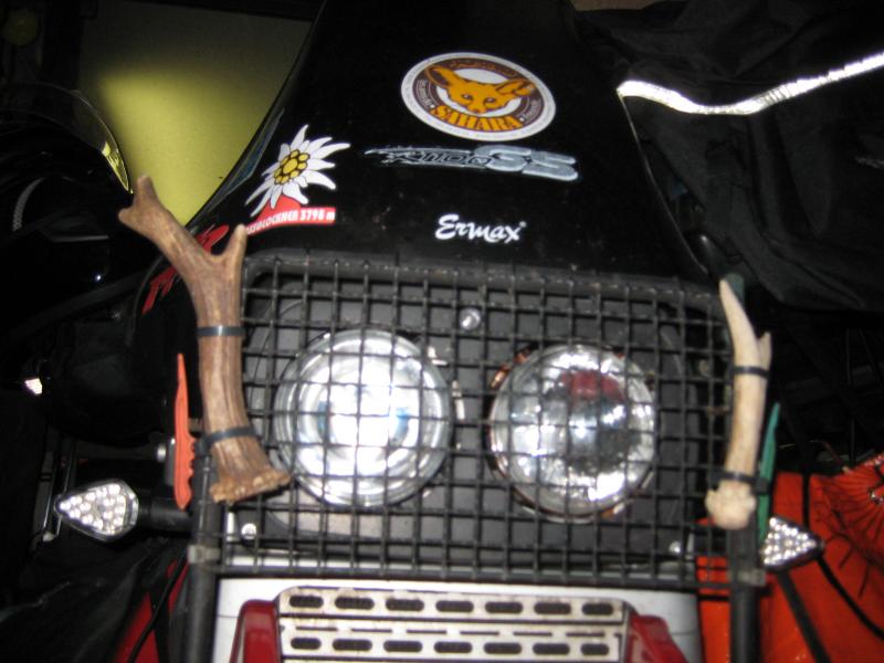 In der Mitte, über den beiden Lampen sitzt das Standlicht.
alles mit Prüfzeichen