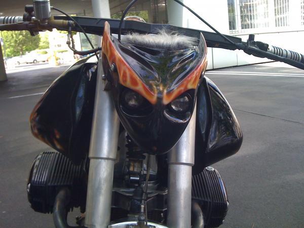 kleine maske mit 39 de´scheinwerfer und 70er gabelcouver ,öhlkühlung wie man sehen kann ,komplett verlegt uvm