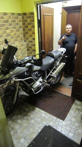 Moskau so mussten wir unsere Motoräder im Treppenhaus abstellen, es gab im Hostel keine Garage.