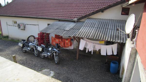 Rumänien Übernachtung, da haben wir die Motorräder lieber versteckt!!