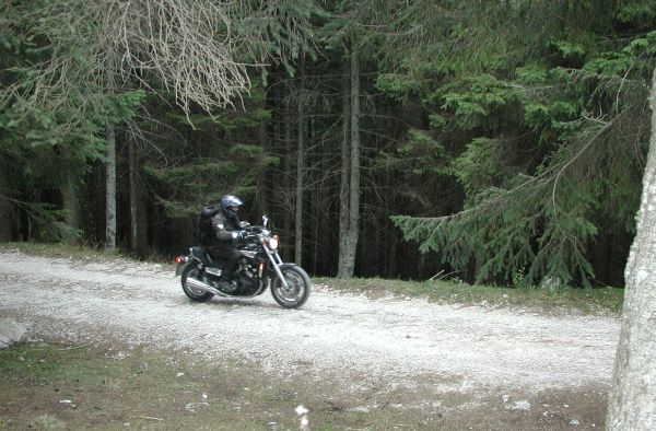 Schon als "Junge" versuchte ich mich mit schwerem Gerät auf losem Untergrund - hier mit der Vmax irgendwo in den Dolomiten